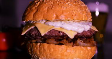 Рецепт Чизбургера с карамелизованным луком с бальзамическим уксусом и соусом тар-тар