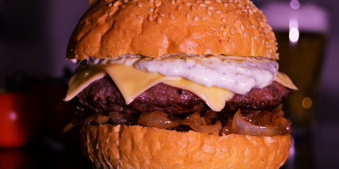 Рецепт Чизбургера с карамелизованным луком с бальзамическим уксусом и соусом тар-тар