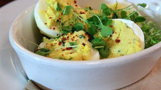 Рецепт Фаршированных рокфором и водяным крессом яйца