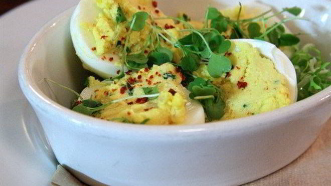 Рецепт фаршированных рокфором и водяным крессом яйца