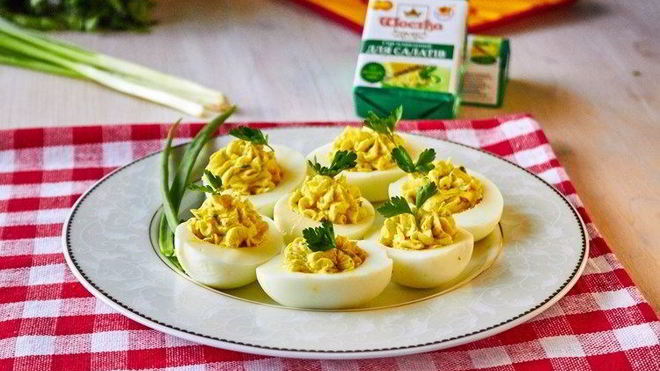 Рецепт фаршированных сырным салатом яйца