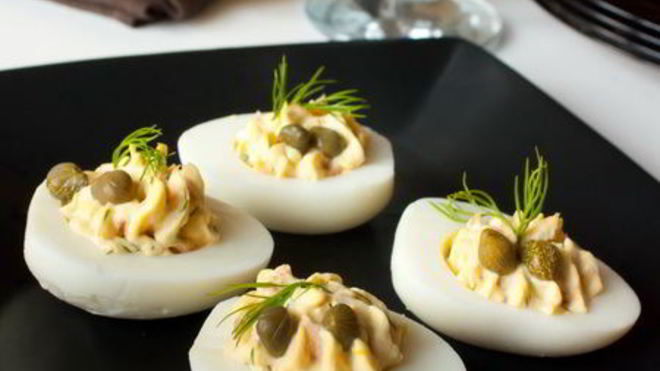 Рецепт фаршированных яиц с копченым лососем
