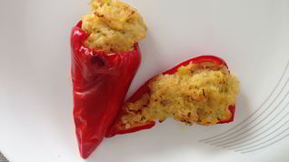 Рецепт Перцев чили, фаршированные яйцами, пореем и креветками