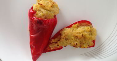 Рецепт Перцев чили, фаршированные яйцами, пореем и креветками