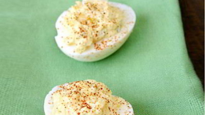 Рецепт яиц, фаршированных курицой с зеленью и лимоном