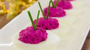 Рецепт Яиц, фаршированных сельдью и свеклой