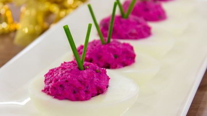 Рецепт яиц, фаршированных сельдью и свеклой