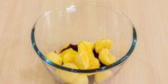 Рецепт яиц, фаршированных сельдью и свеклой