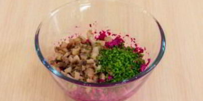 Рецепт яиц, фаршированных сельдью и свеклой