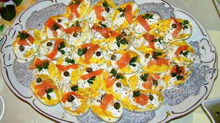 Рецепт Яиц фаршированных семгой с икорным соусом