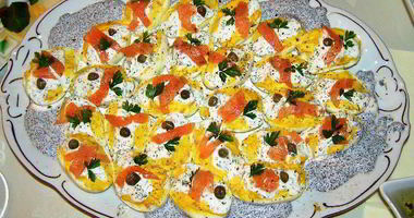 Рецепт Яиц фаршированных семгой с икорным соусом