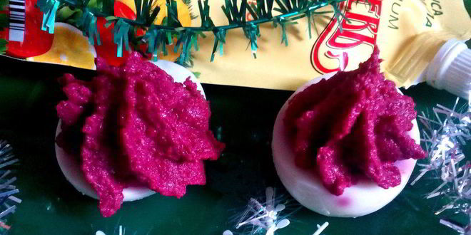 Рецепт яиц, фаршированных свекольно-селедочным паштетом