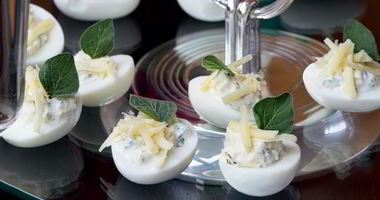 Рецепт Яиц цесарки, фаршированные сыром и тархуном