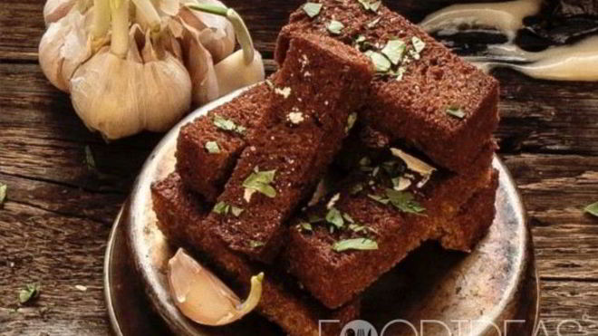 Рецепт черных чесночных гренков