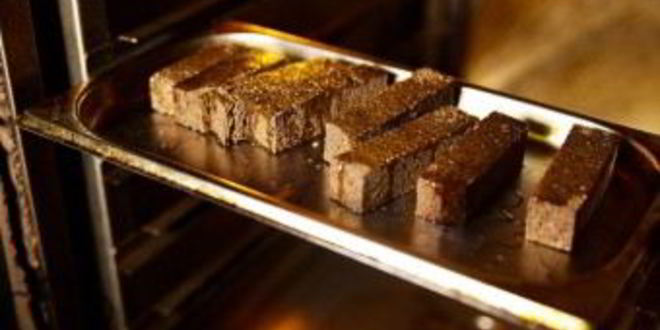 Рецепт черных чесночных гренков