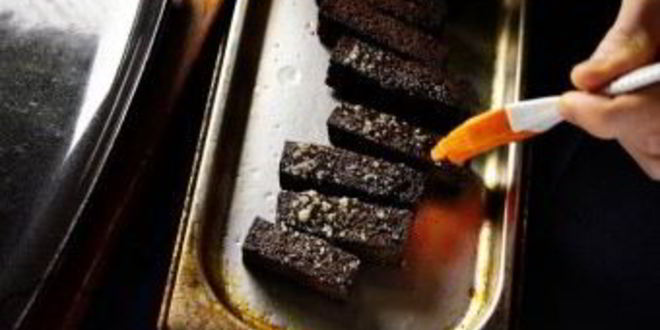 Рецепт черных чесночных гренков