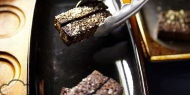 Рецепт черных чесночных гренков