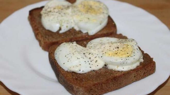 Рецепт гренков из черного хлеба с вареным яйцом