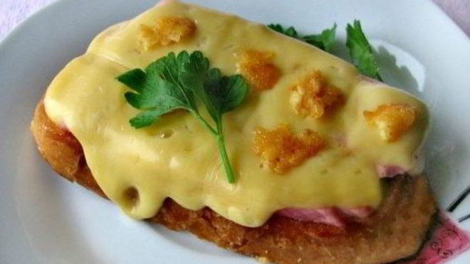 Рецепт гренков с колбасой и сыром