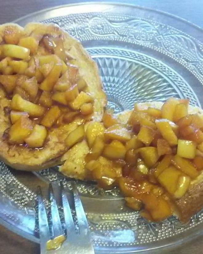 Рецепт гренков с тушеными яблоками