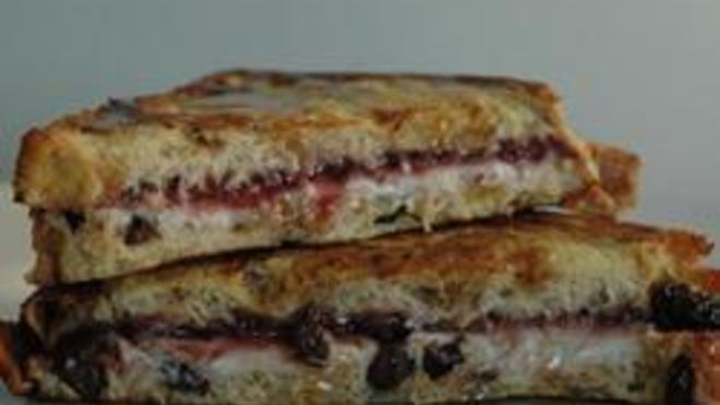 Рецепт хлебных гренков с вареньем