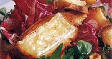 Рецепт Листового салата ассорти, персик и гренки с сыром бри