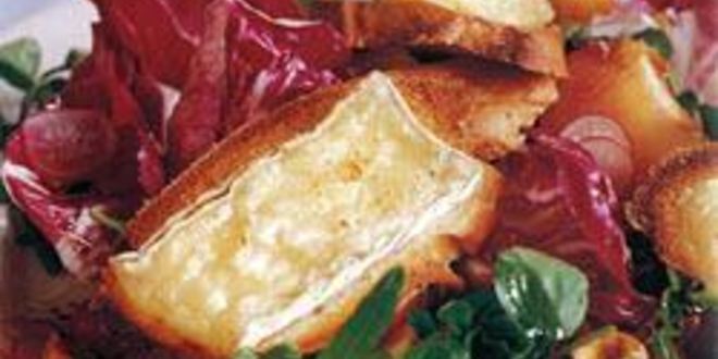 Рецепт Листового салата ассорти, персик и гренки с сыром бри