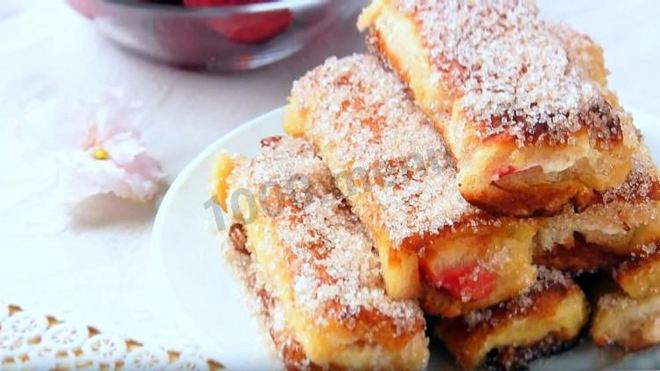 Рецепт сладких гренков-рулетиков по-французски с клубникой