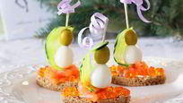 Рецепт Канапе из форели, молодого сыра и перепелиного яйца