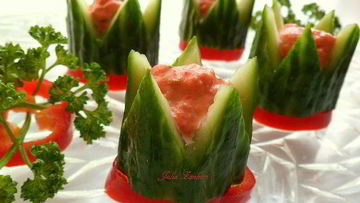 Рецепт Канапе из огурцов с кремом из слабосоленой семги с творожным сыром