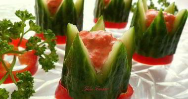 Рецепт Канапе из огурцов с кремом из слабосоленой семги с творожным сыром