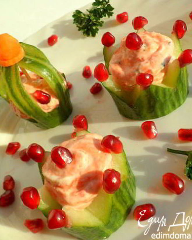 Рецепт канапе из огурцов с кремом из слабосоленой семги с творожным сыром