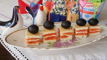 Рецепт Канапе с блинами и семгой