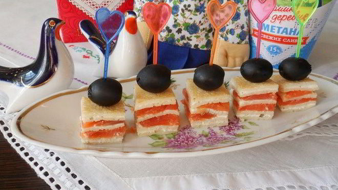 Рецепт канапе с блинами и семгой