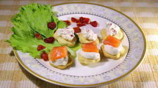 Рецепт Канапе с домашним крем-сыром, слабосоленой семгой и вялеными помидорами
