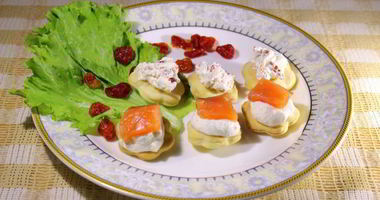 Рецепт Канапе с домашним крем-сыром, слабосоленой семгой и вялеными помидорами