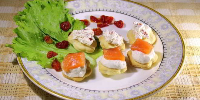 Рецепт Канапе с домашним крем-сыром, слабосоленой семгой и вялеными помидорами