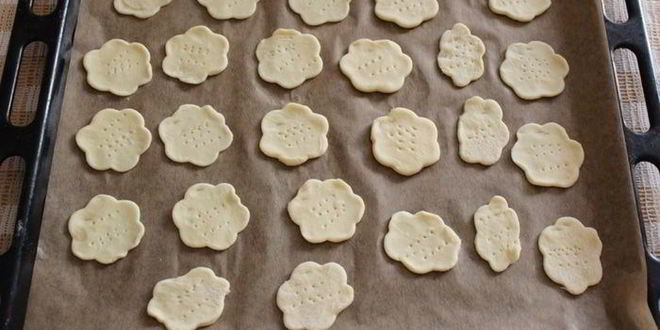 Рецепт канапе с домашним крем-сыром, слабосоленой семгой и вялеными помидорами