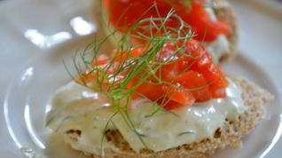 Рецепт Канапе с копченой семгой и с хреновым кремом