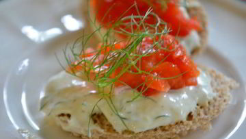 Рецепт Канапе с копченой семгой и с хреновым кремом