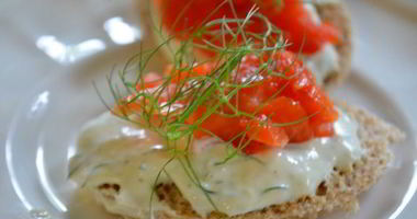 Рецепт Канапе с копченой семгой и с хреновым кремом