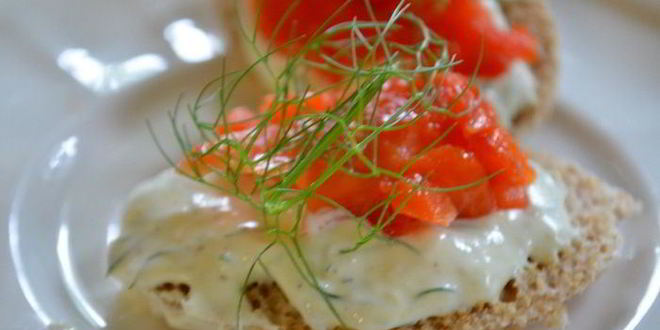 Рецепт Канапе с копченой семгой и с хреновым кремом