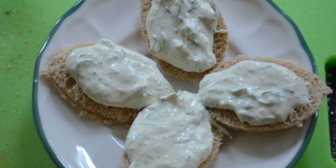 Рецепт канапе с копченой семгой и с хреновым кремом