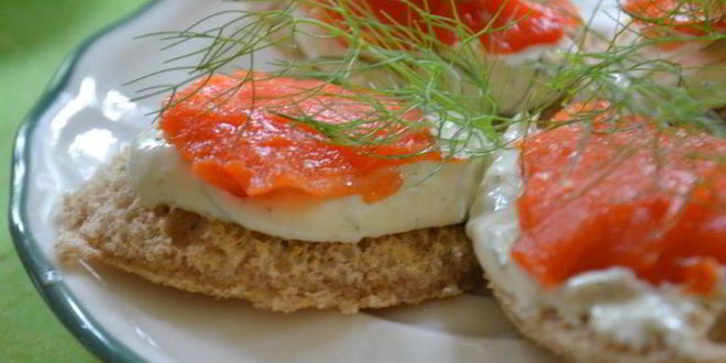 Рецепт канапе с копченой семгой и с хреновым кремом