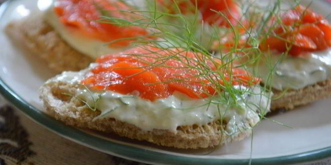 Рецепт канапе с копченой семгой и с хреновым кремом