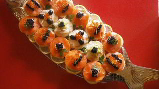 Рецепт Канапе с лососем и ароматным маслом