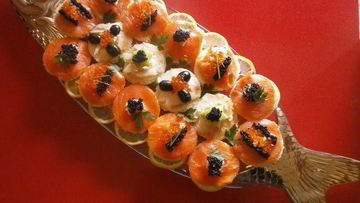 Рецепт Канапе с лососем и ароматным маслом