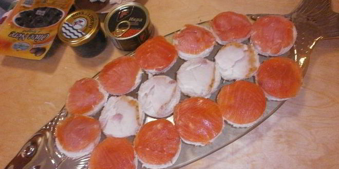 Рецепт канапе с лососем и ароматным маслом