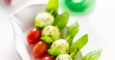 Рецепт Канапе с мини-моцареллой и помидорами черри