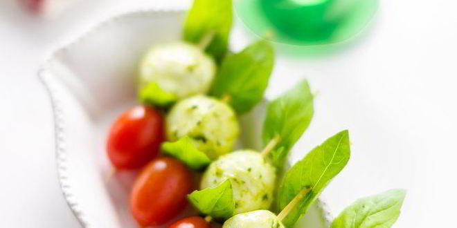 Рецепт Канапе с мини-моцареллой и помидорами черри